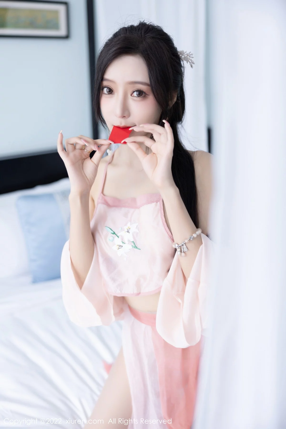 [[XiuRen秀人网]秀人网]No.6040_女神王馨瑶yanni私房粉色肚兜配超薄肉丝秀惹火身材诱惑写真81P