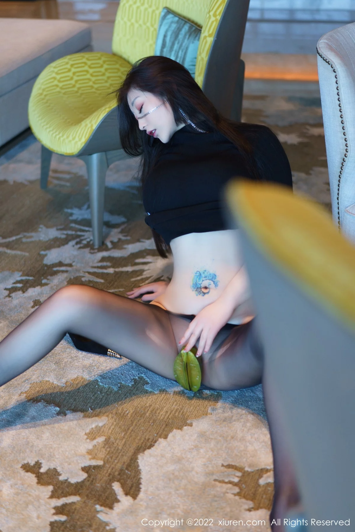 [[XiuRen秀人网]秀人网]No.6036_女神妲己_Toxic黑色收身衣配超薄无内黑丝秀翘臀美腿诱惑写真80P