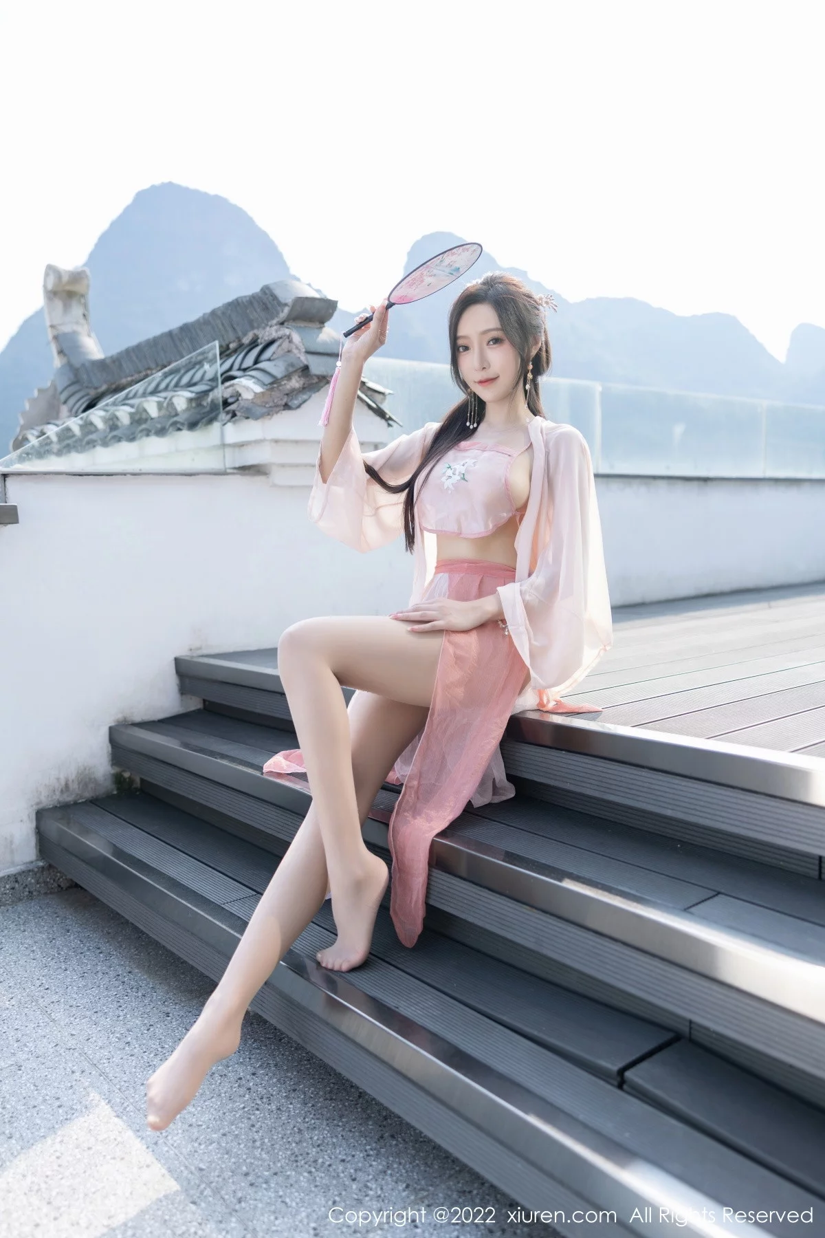 [[XiuRen秀人网]秀人网]No.6040_女神王馨瑶yanni私房粉色肚兜配超薄肉丝秀惹火身材诱惑写真81P