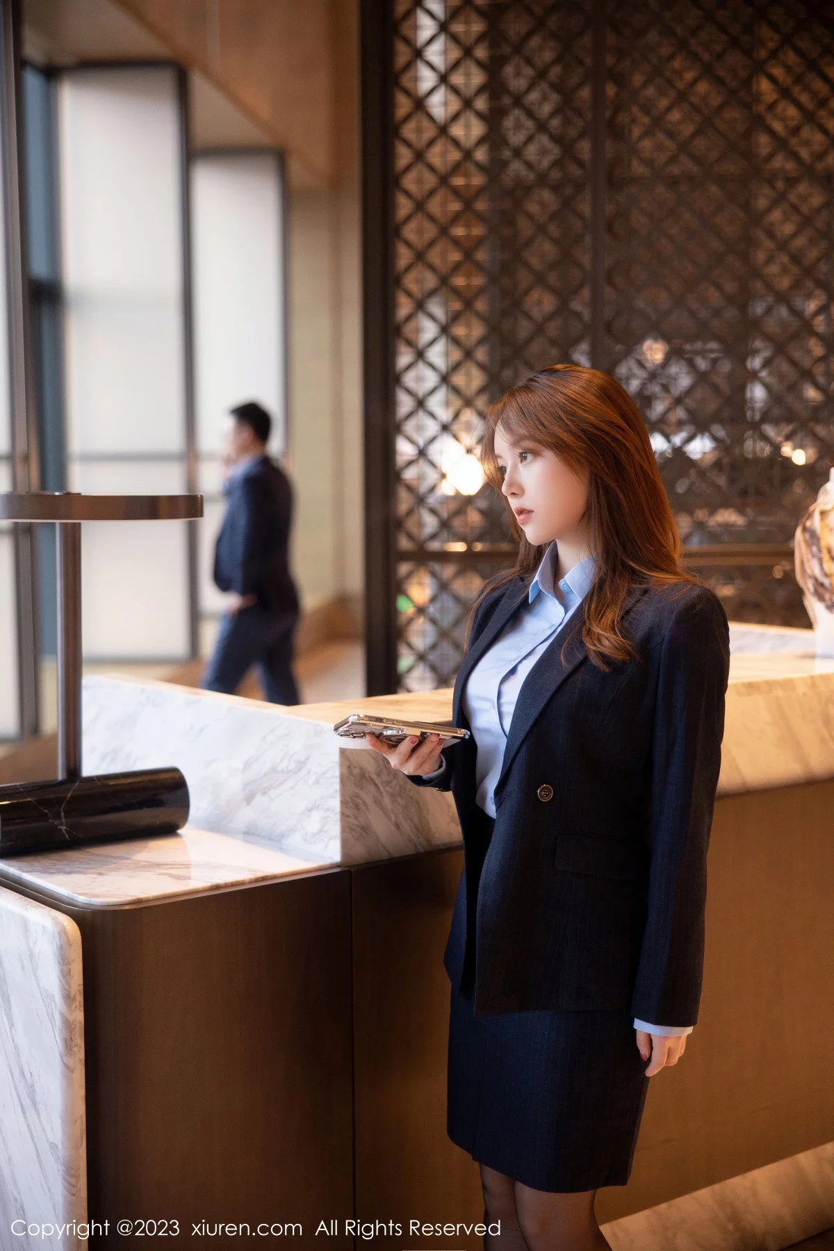 [[XiuRen秀人网]秀人网]No.6190_模特豆瓣酱OL装扮深蓝色西服半脱露粉色蕾丝内衣丰满诱惑写真78P