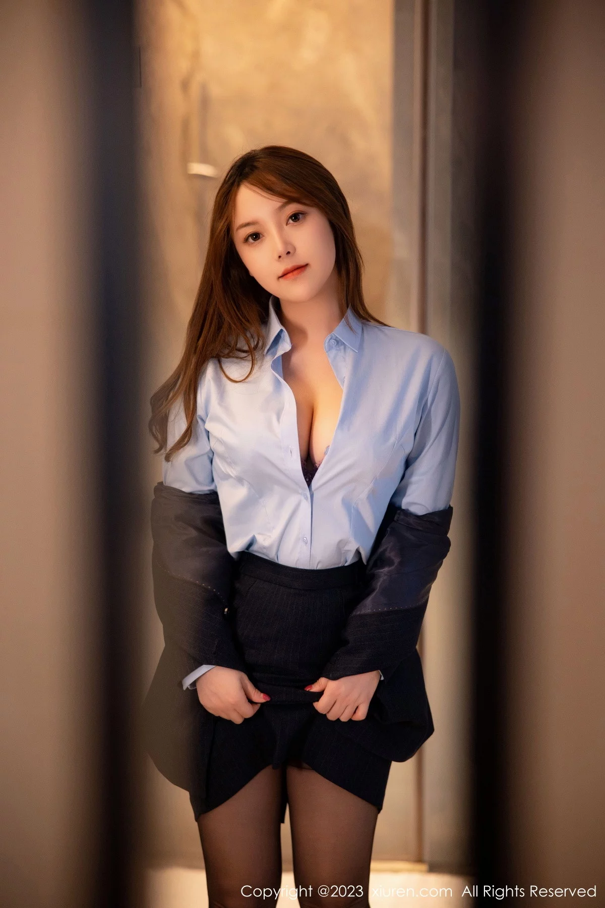 [[XiuRen秀人网]秀人网]No.6190_模特豆瓣酱OL装扮深蓝色西服半脱露粉色蕾丝内衣丰满诱惑写真78P