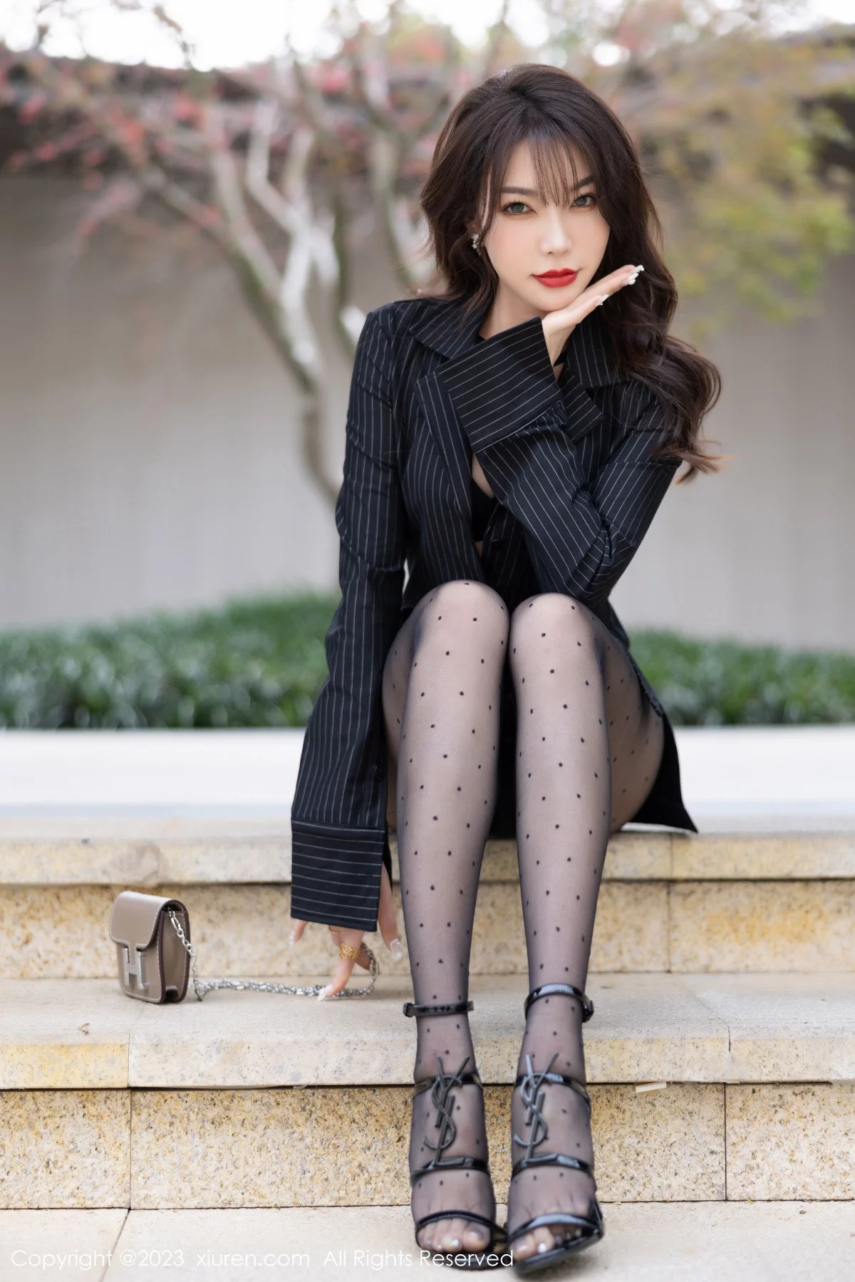 [[XiuRen秀人网]秀人网]No.6191_女神徐莉芝Booty黑色条纹上衣配圆点黑丝秀曼妙身姿诱惑写真92P