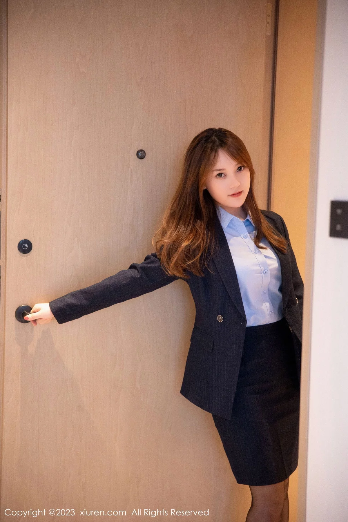 [[XiuRen秀人网]秀人网]No.6190_模特豆瓣酱OL装扮深蓝色西服半脱露粉色蕾丝内衣丰满诱惑写真78P