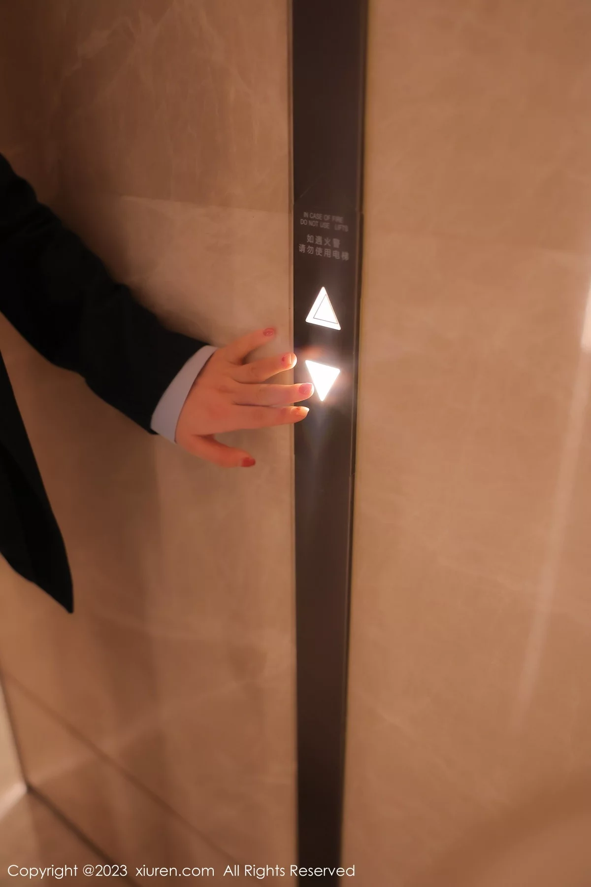 [[XiuRen秀人网]秀人网]No.6190_模特豆瓣酱OL装扮深蓝色西服半脱露粉色蕾丝内衣丰满诱惑写真78P