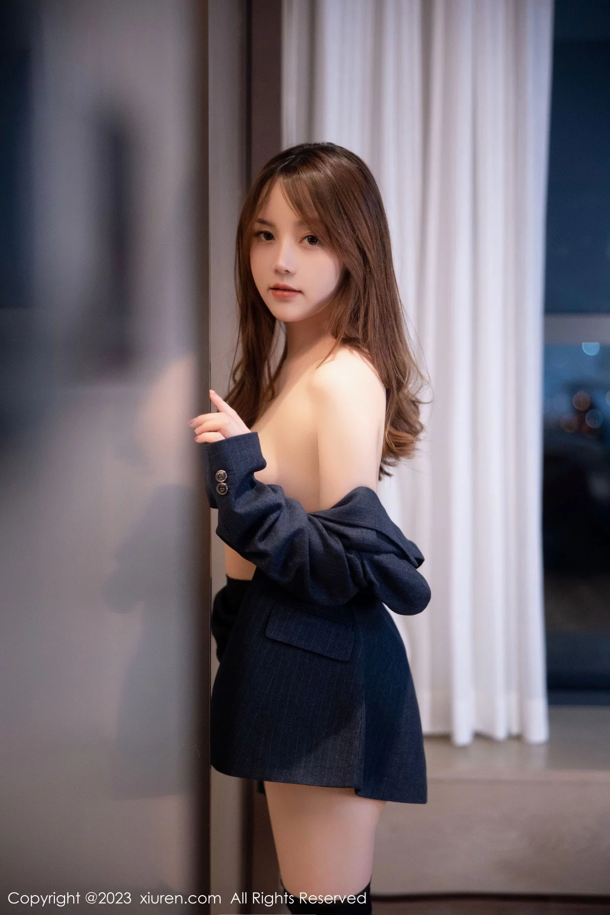 [[XiuRen秀人网]秀人网]No.6190_模特豆瓣酱OL装扮深蓝色西服半脱露粉色蕾丝内衣丰满诱惑写真78P