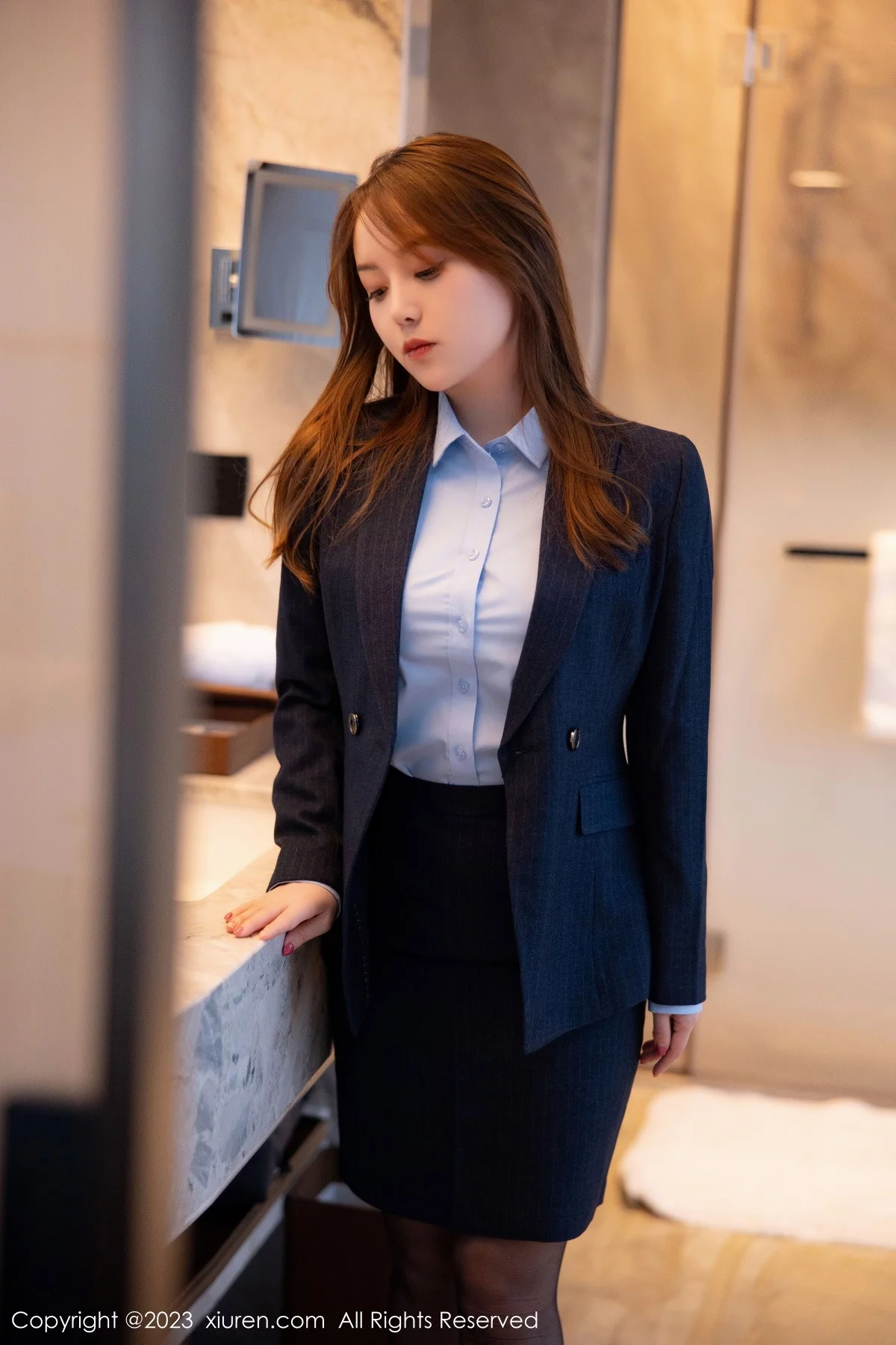 [[XiuRen秀人网]秀人网]No.6190_模特豆瓣酱OL装扮深蓝色西服半脱露粉色蕾丝内衣丰满诱惑写真78P