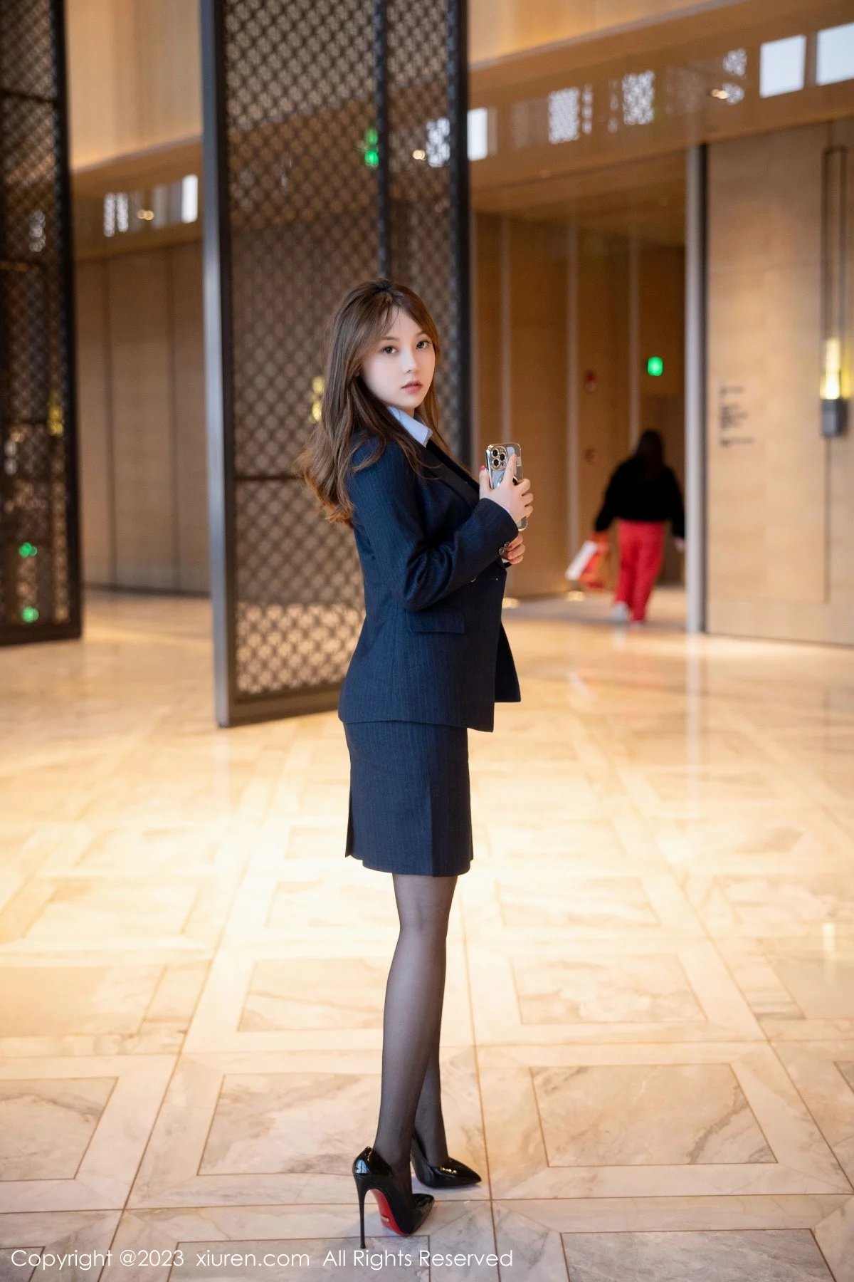 [[XiuRen秀人网]秀人网]No.6190_模特豆瓣酱OL装扮深蓝色西服半脱露粉色蕾丝内衣丰满诱惑写真78P