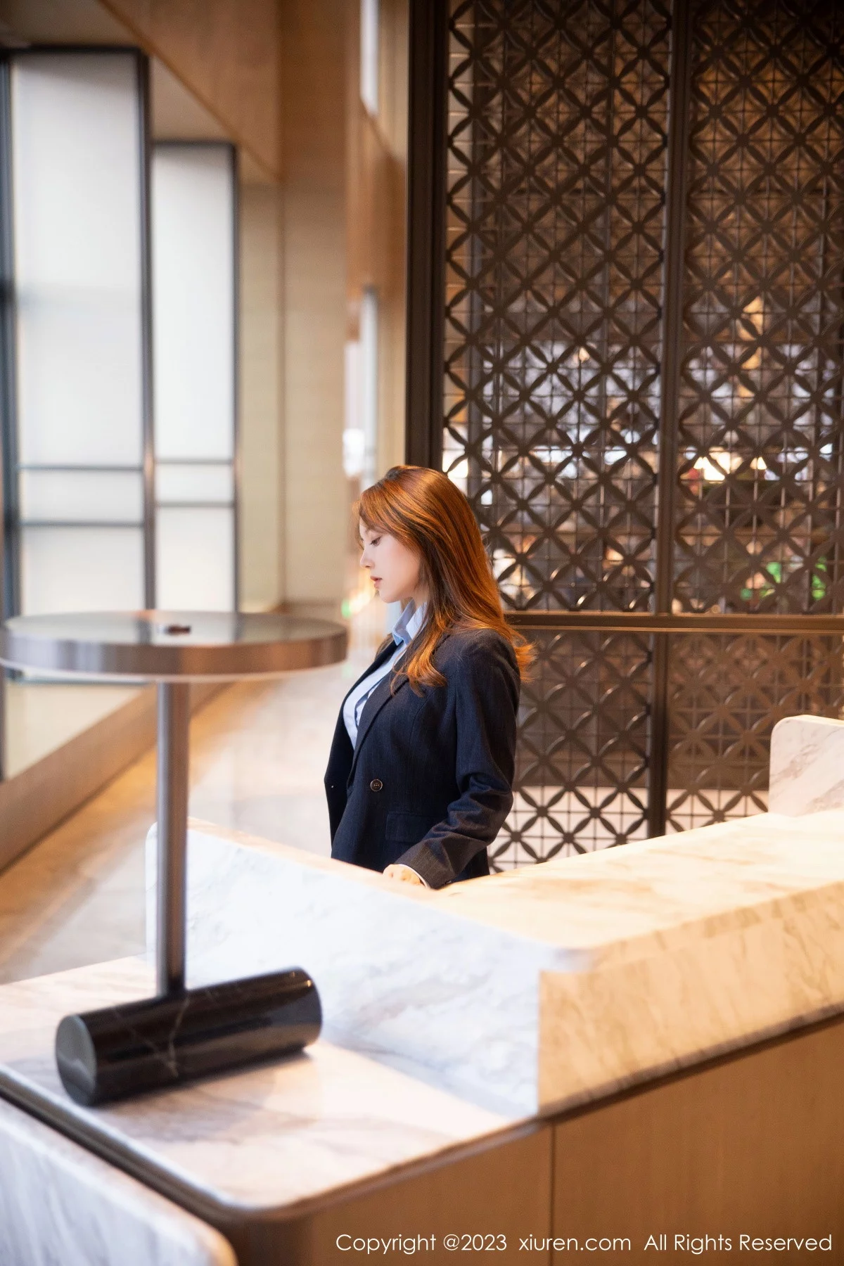 [[XiuRen秀人网]秀人网]No.6190_模特豆瓣酱OL装扮深蓝色西服半脱露粉色蕾丝内衣丰满诱惑写真78P