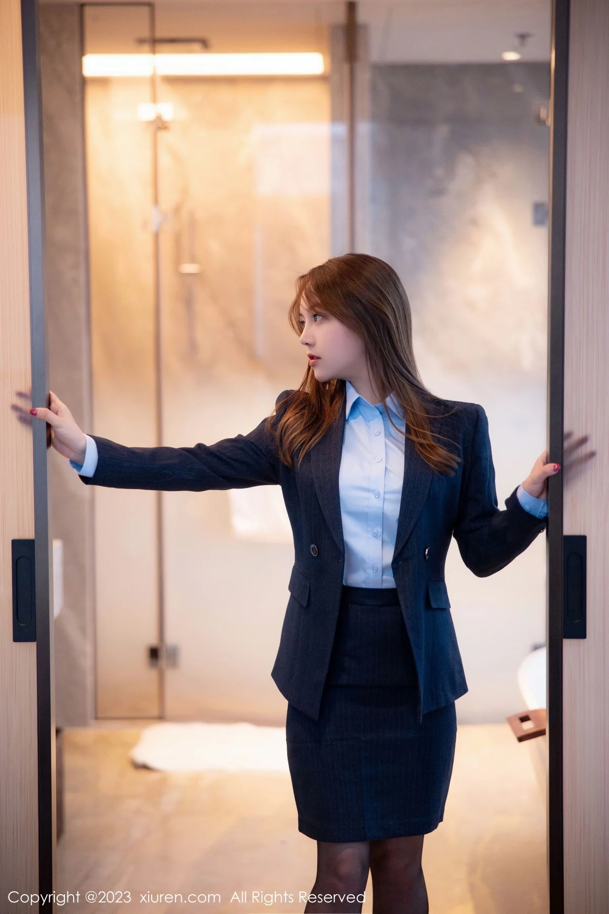 [[XiuRen秀人网]秀人网]No.6190_模特豆瓣酱OL装扮深蓝色西服半脱露粉色蕾丝内衣丰满诱惑写真78P