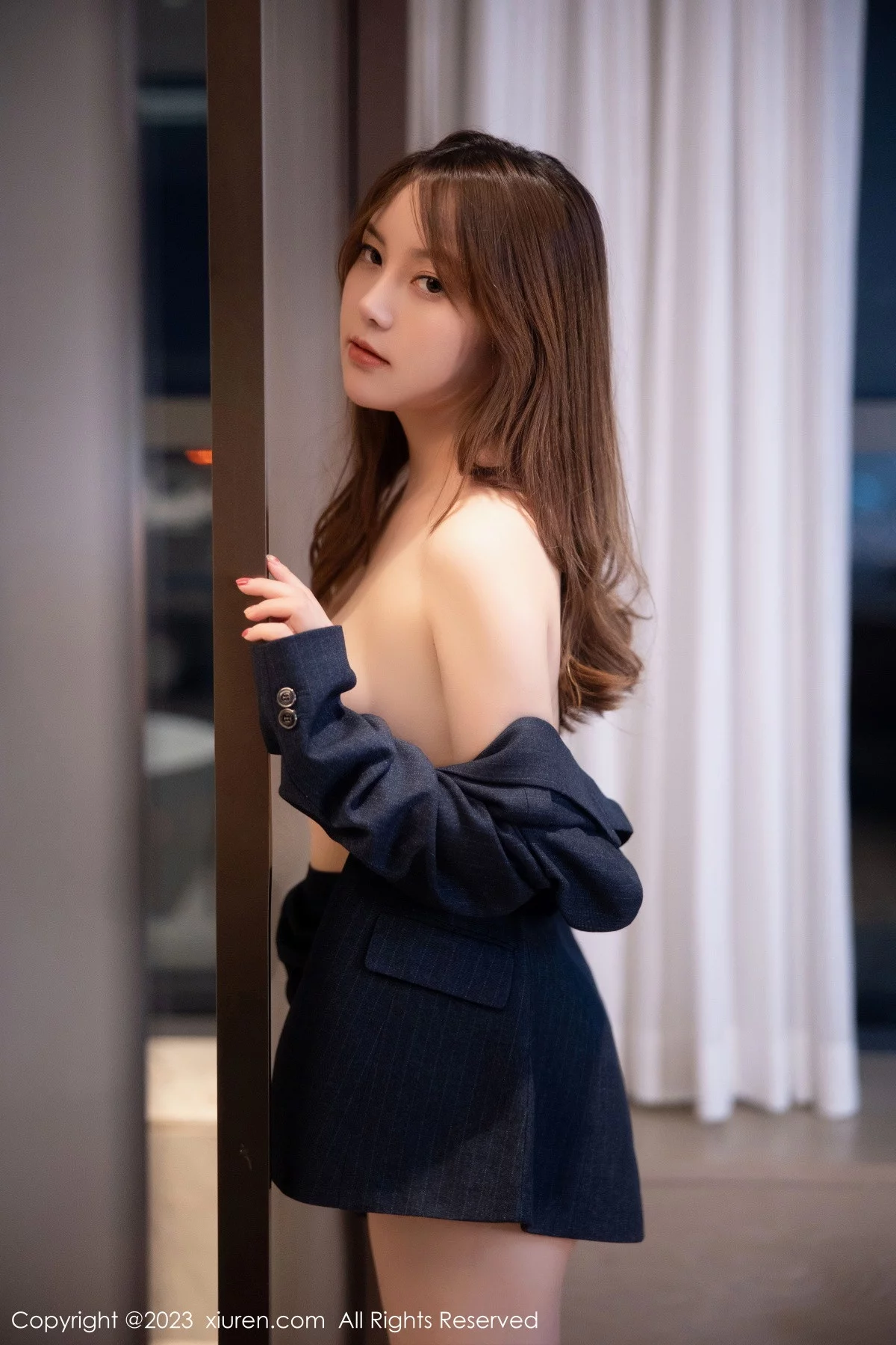 [[XiuRen秀人网]秀人网]No.6190_模特豆瓣酱OL装扮深蓝色西服半脱露粉色蕾丝内衣丰满诱惑写真78P