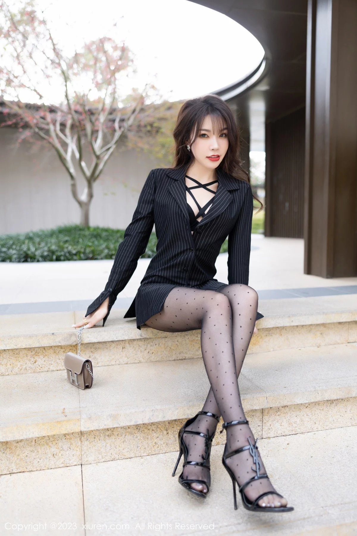 [[XiuRen秀人网]秀人网]No.6191_女神徐莉芝Booty黑色条纹上衣配圆点黑丝秀曼妙身姿诱惑写真92P