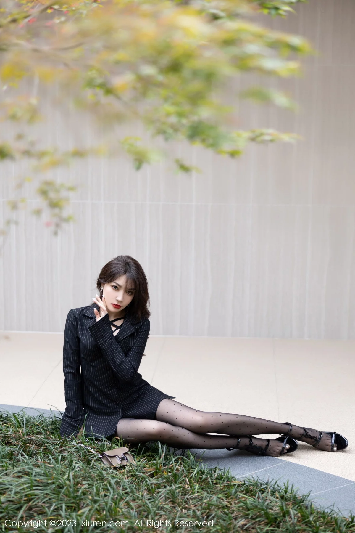 [[XiuRen秀人网]秀人网]No.6191_女神徐莉芝Booty黑色条纹上衣配圆点黑丝秀曼妙身姿诱惑写真92P