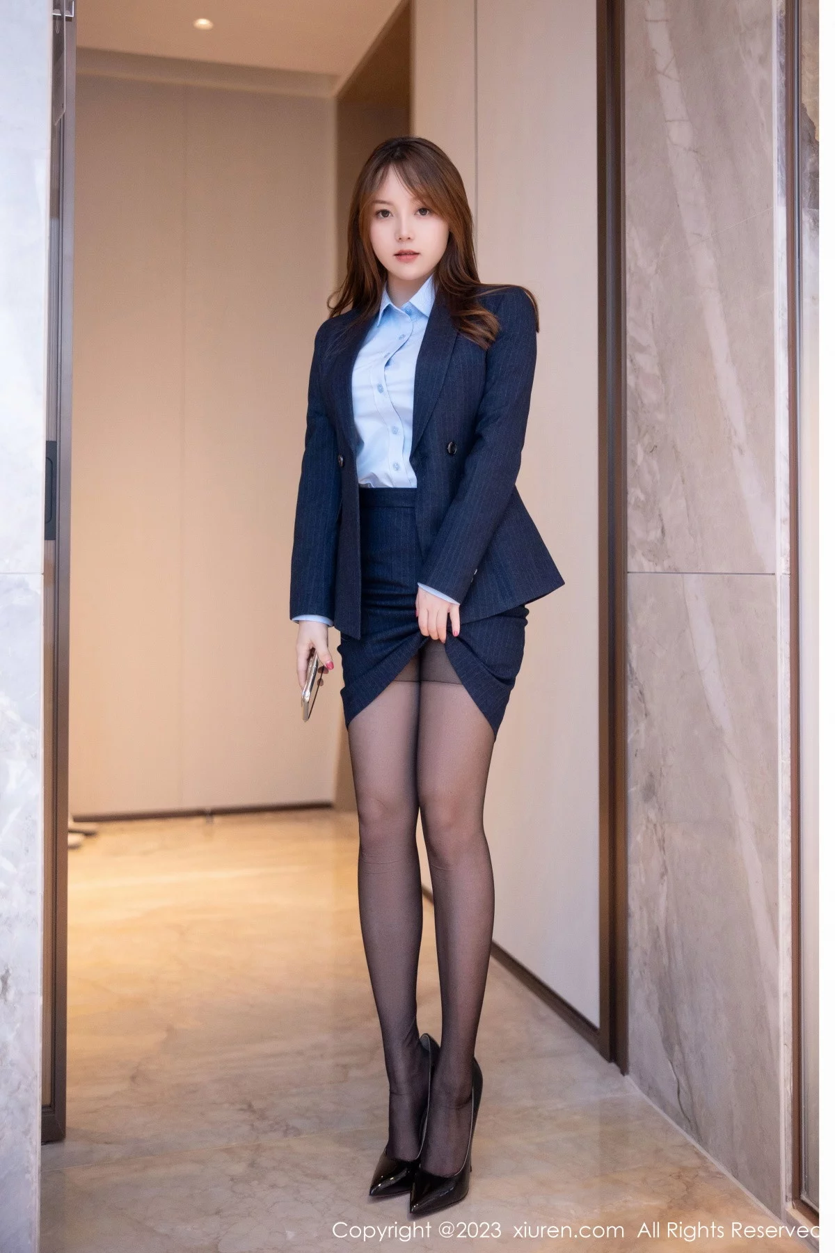 [[XiuRen秀人网]秀人网]No.6190_模特豆瓣酱OL装扮深蓝色西服半脱露粉色蕾丝内衣丰满诱惑写真78P