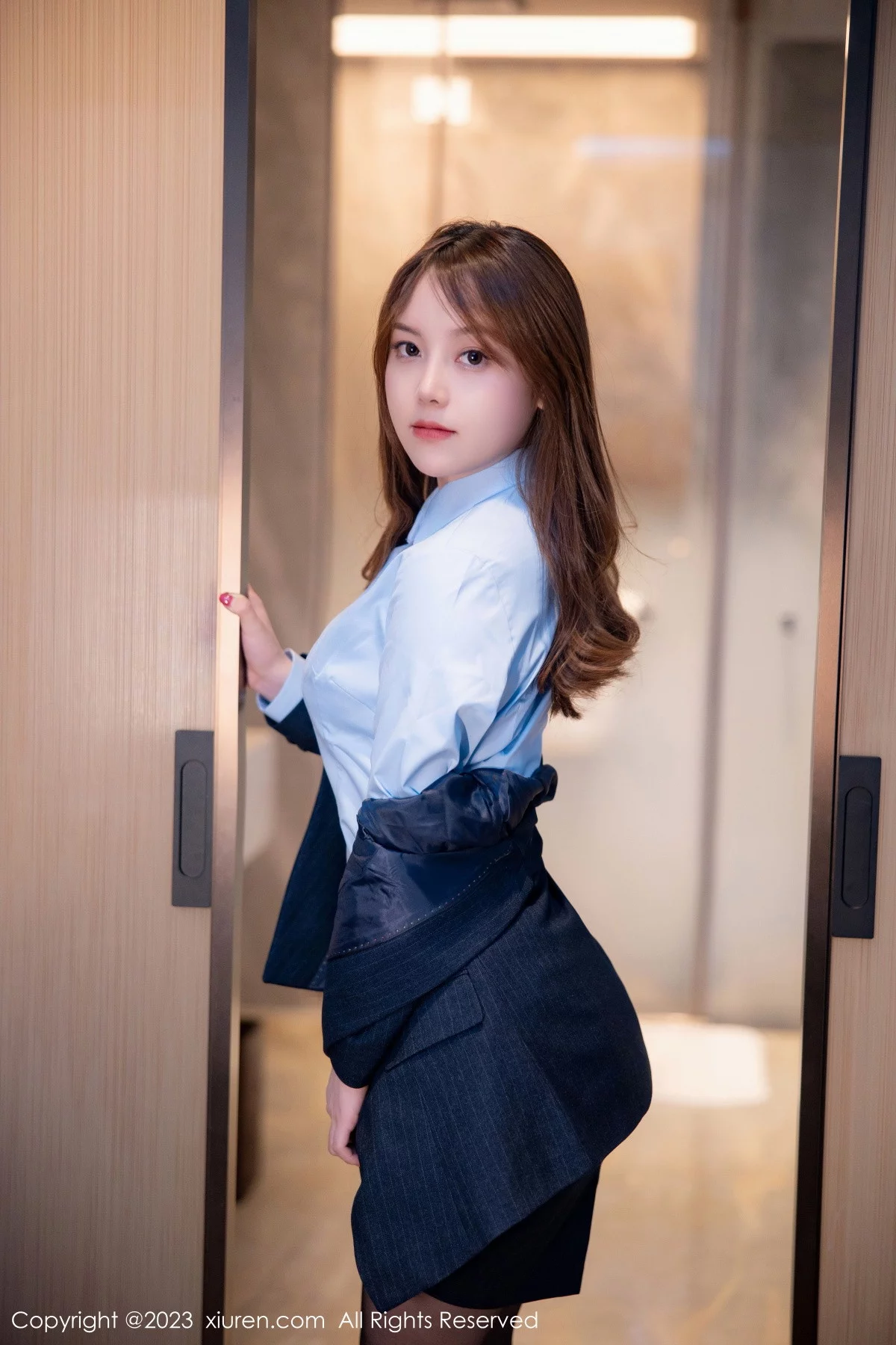 [[XiuRen秀人网]秀人网]No.6190_模特豆瓣酱OL装扮深蓝色西服半脱露粉色蕾丝内衣丰满诱惑写真78P