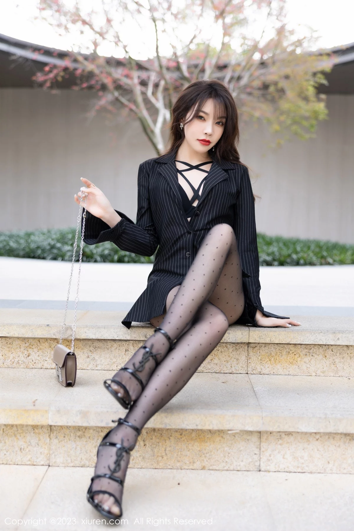 [[XiuRen秀人网]秀人网]No.6191_女神徐莉芝Booty黑色条纹上衣配圆点黑丝秀曼妙身姿诱惑写真92P