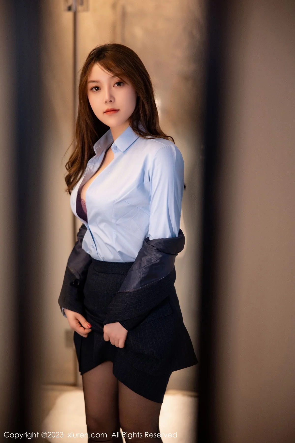 [[XiuRen秀人网]秀人网]No.6190_模特豆瓣酱OL装扮深蓝色西服半脱露粉色蕾丝内衣丰满诱惑写真78P