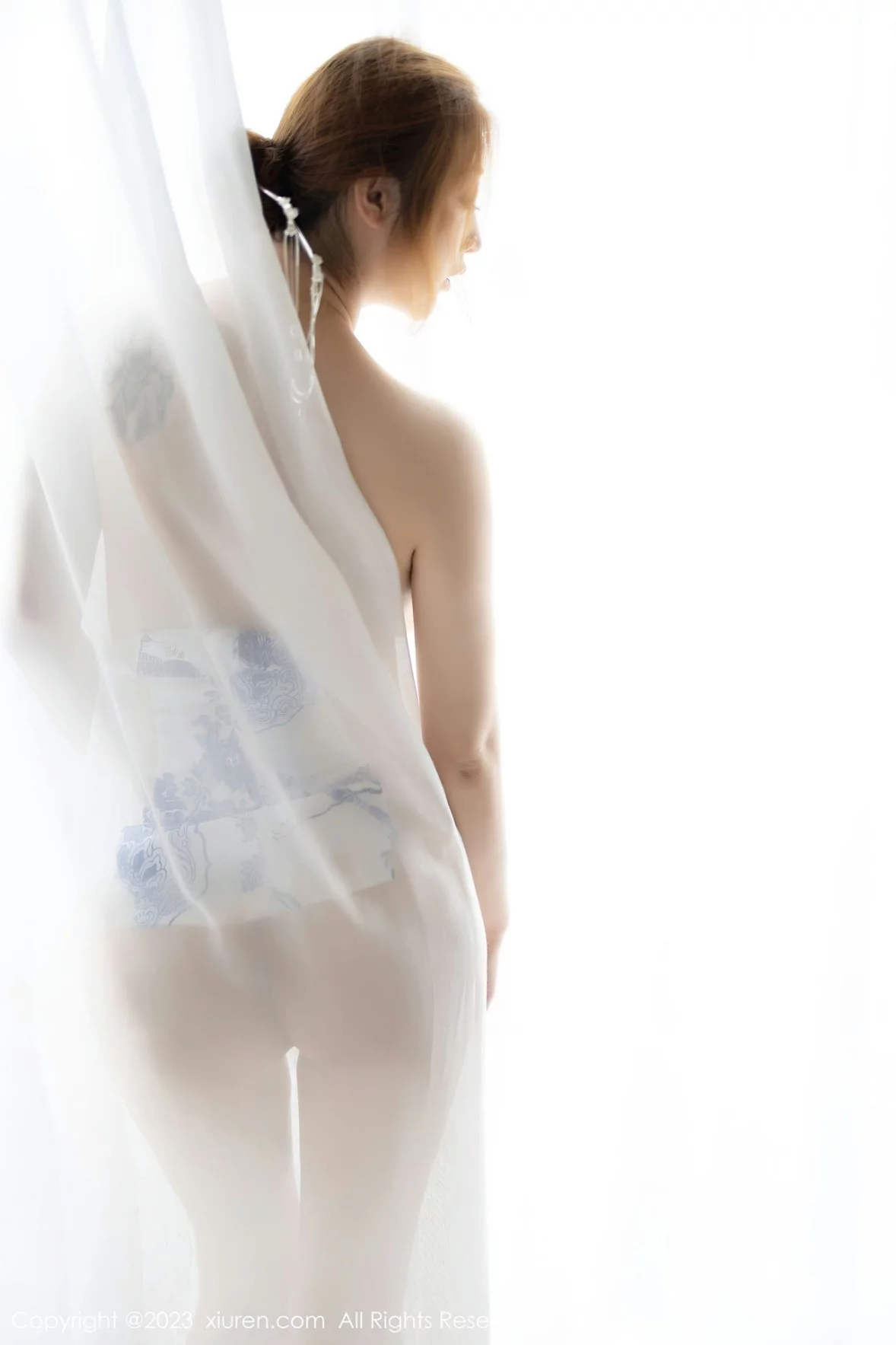 [[XiuRen秀人网]秀人网]No.6199_女神妲己_Toxic白色轻透青花露肩服饰低胸秀丰满身材诱惑写真62P