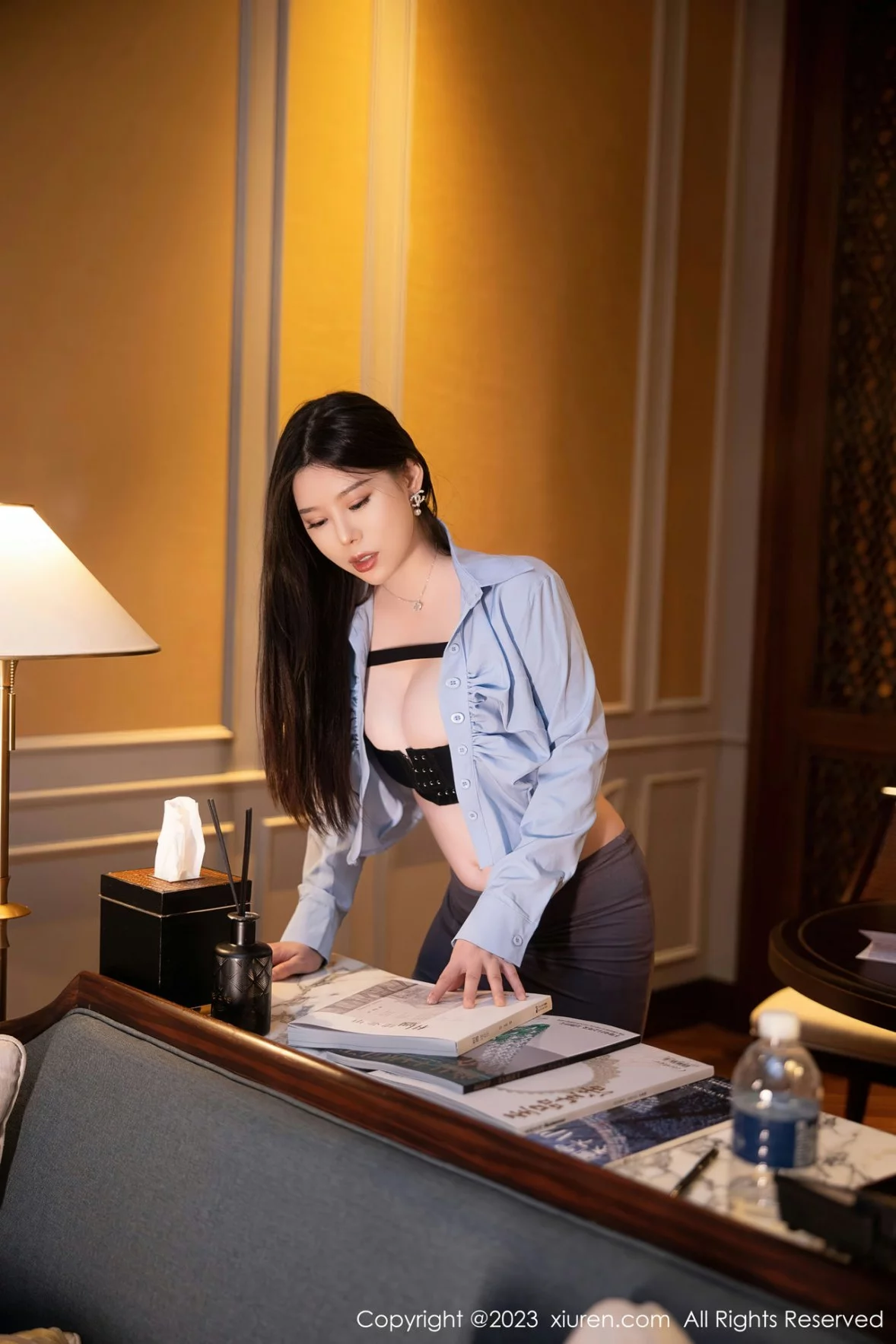 [[XiuRen秀人网]秀人网]No.6196_模特白茹雪性感浅蓝色上衣配灰色短裙露黑色内衣迷人诱惑写真66P