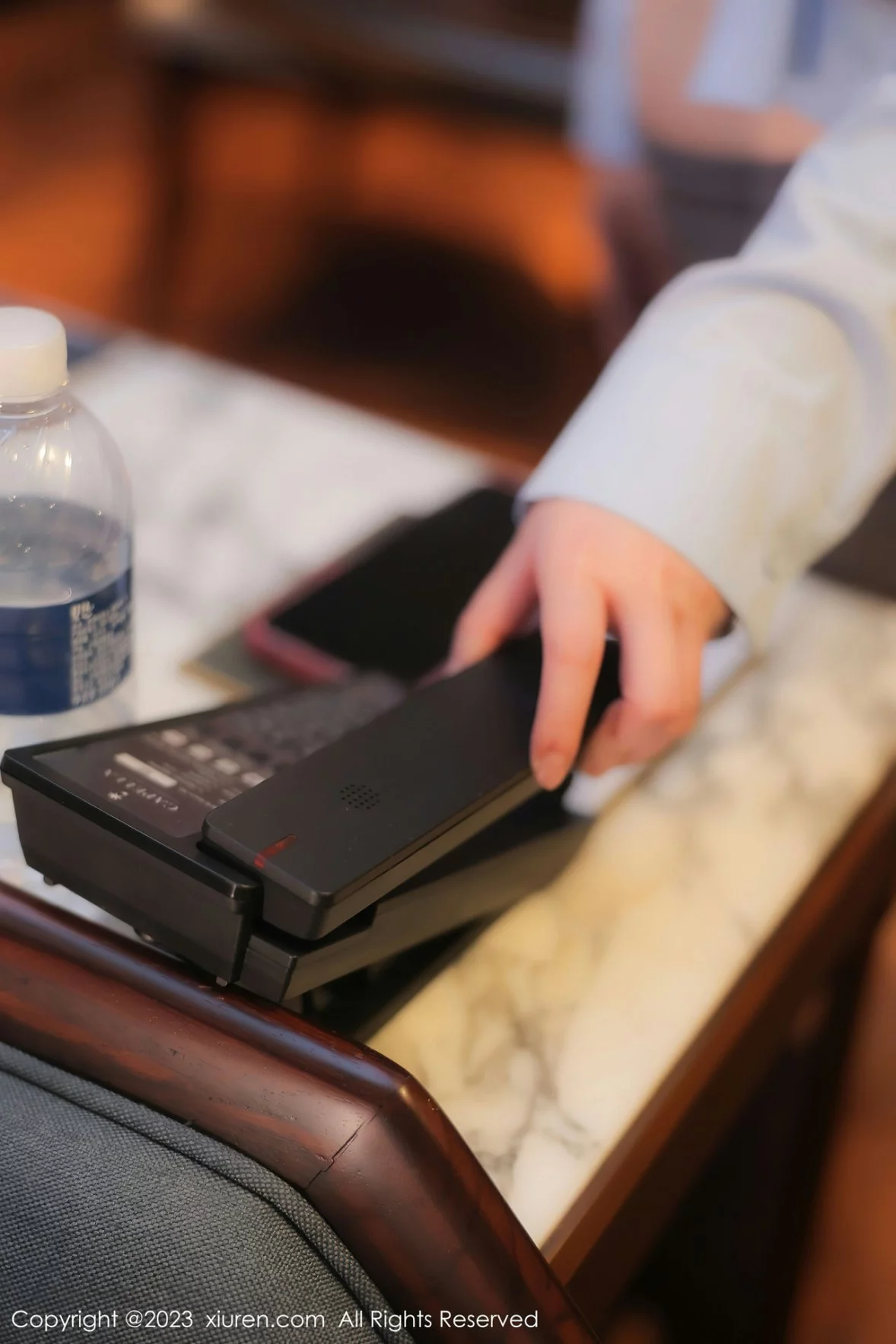 [[XiuRen秀人网]秀人网]No.6196_模特白茹雪性感浅蓝色上衣配灰色短裙露黑色内衣迷人诱惑写真66P