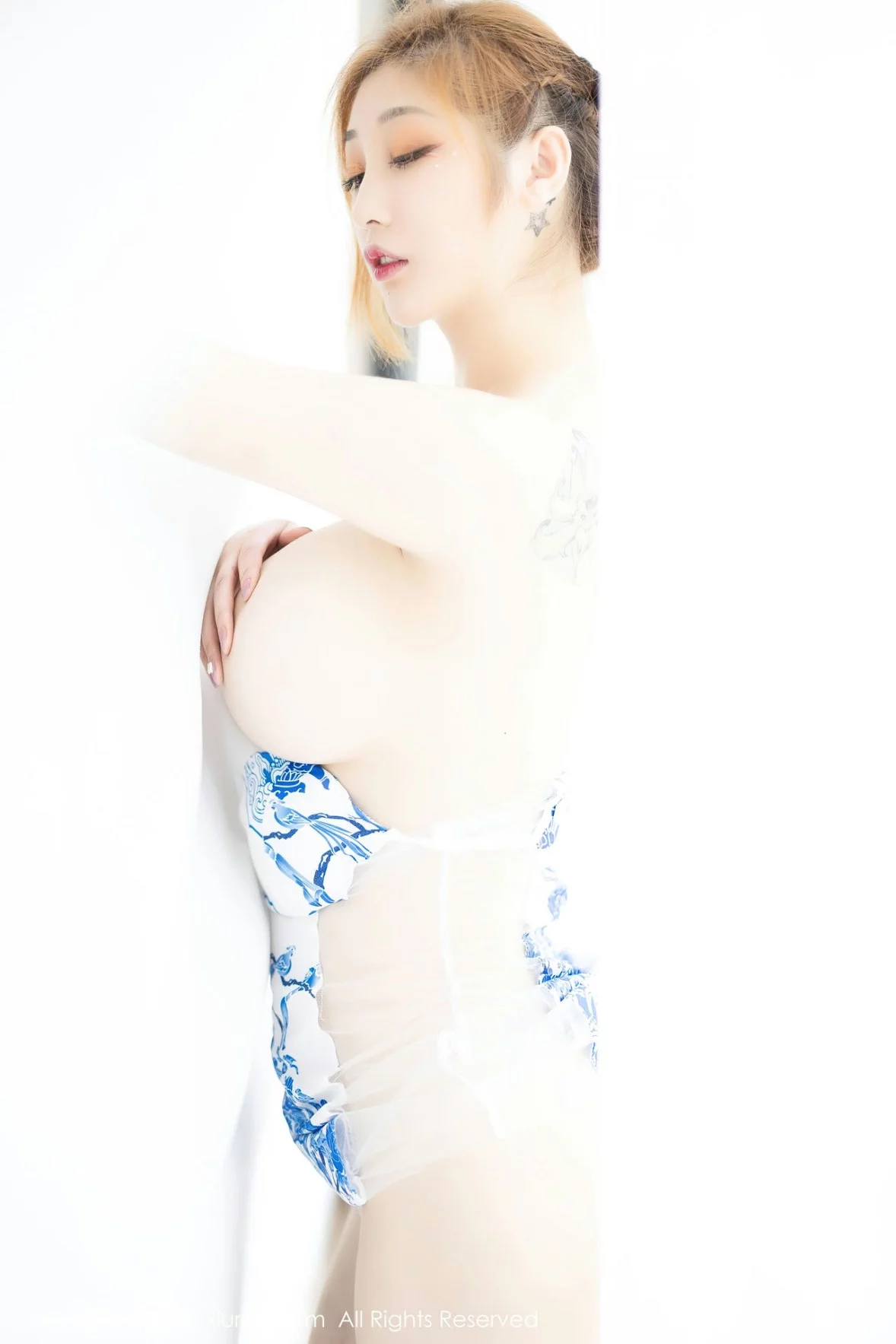 [[XiuRen秀人网]秀人网]No.6199_女神妲己_Toxic白色轻透青花露肩服饰低胸秀丰满身材诱惑写真62P