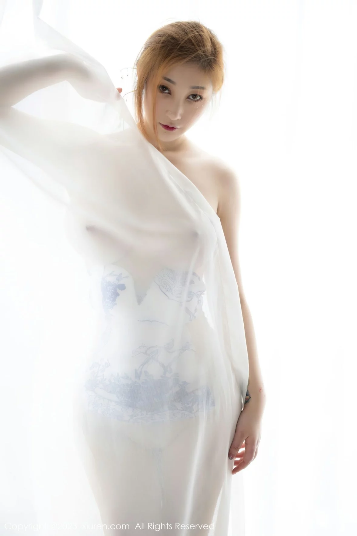 [[XiuRen秀人网]秀人网]No.6199_女神妲己_Toxic白色轻透青花露肩服饰低胸秀丰满身材诱惑写真62P