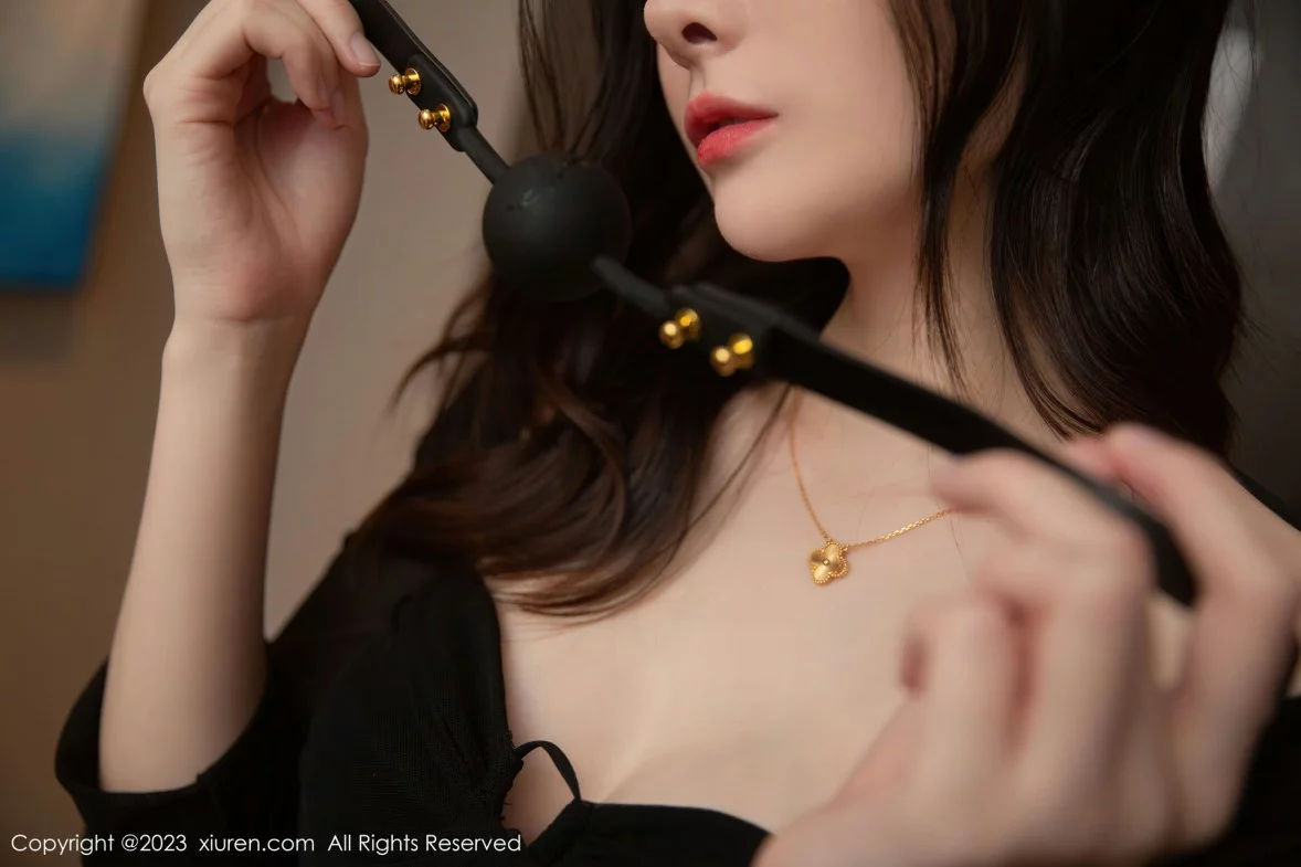 [[XiuRen秀人网]秀人网]No.6204_模特是小逗逗性感黑色服饰配黑丝袜半脱秀曼妙身姿迷人写真89P