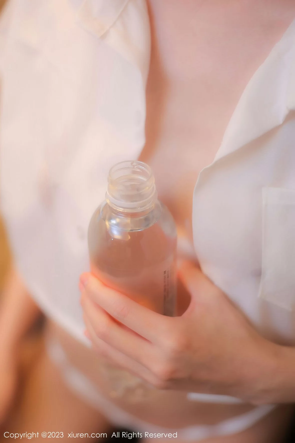 [[XiuRen秀人网]秀人网]No.6200_新人模特甜佳佳浴室白色短款上衣配格子裙秀曼妙身姿迷人写真83P