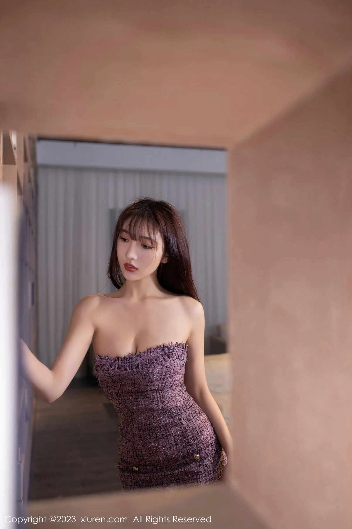 [[XiuRen秀人网]秀人网]No.6209_模特陆萱萱图书馆场景紫色露肩连衣短裙配超薄肉丝完美诱惑写真81P