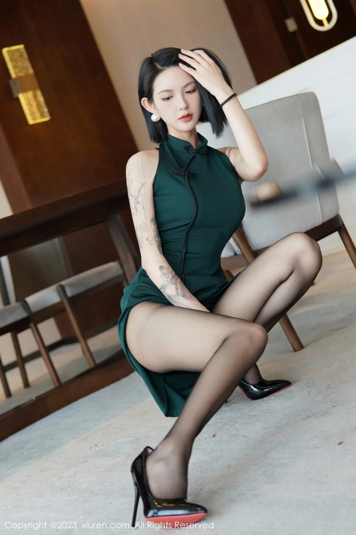 [[XiuRen秀人网]秀人网]No.6205_模特乔一一脱深绿色旗袍服露性感黑色内衣配开档黑丝诱惑写真84P