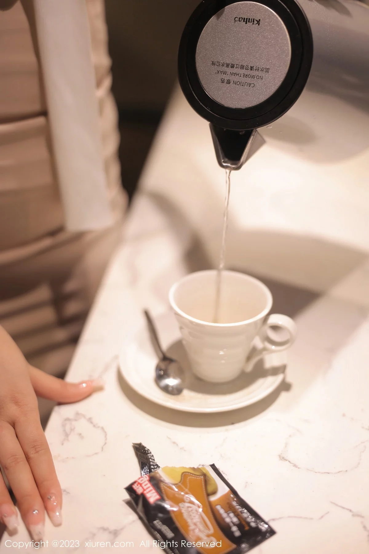 [[XiuRen秀人网]秀人网]No.6207_模特江真真白色Ol职业装露淡蓝色蕾丝内衣秀丰腴身姿迷人写真110P