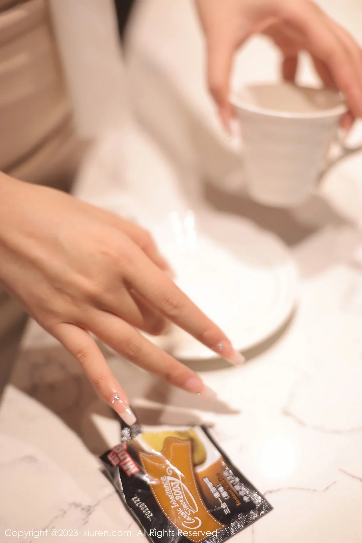 [[XiuRen秀人网]秀人网]No.6207_模特江真真白色Ol职业装露淡蓝色蕾丝内衣秀丰腴身姿迷人写真110P