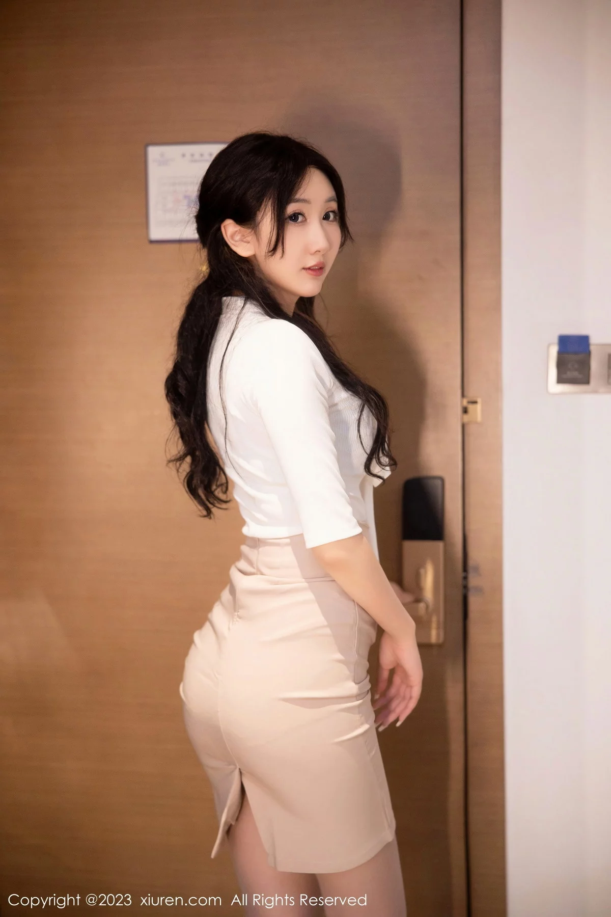 [[XiuRen秀人网]秀人网]No.6207_模特江真真白色Ol职业装露淡蓝色蕾丝内衣秀丰腴身姿迷人写真110P