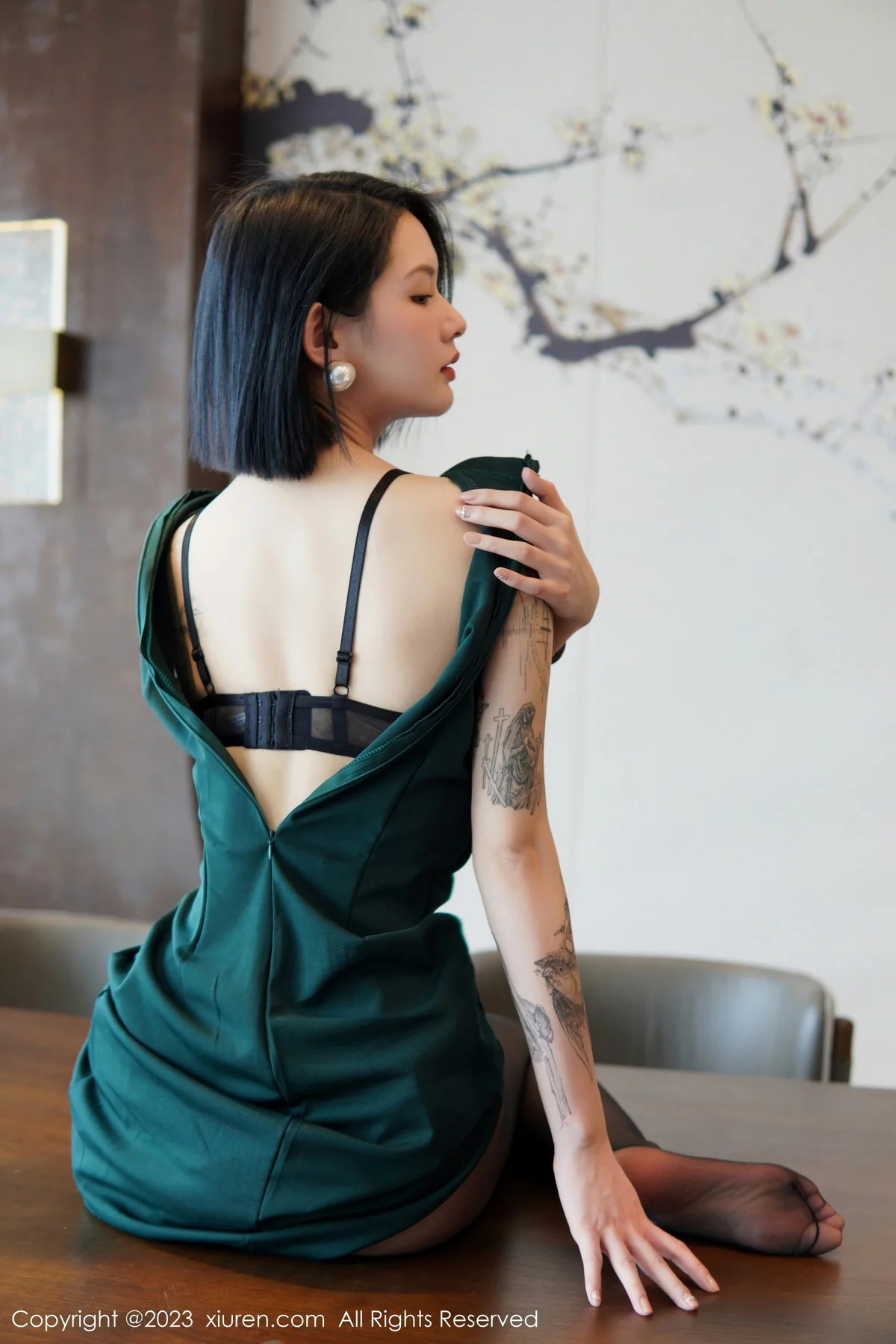 [[XiuRen秀人网]秀人网]No.6205_模特乔一一脱深绿色旗袍服露性感黑色内衣配开档黑丝诱惑写真84P