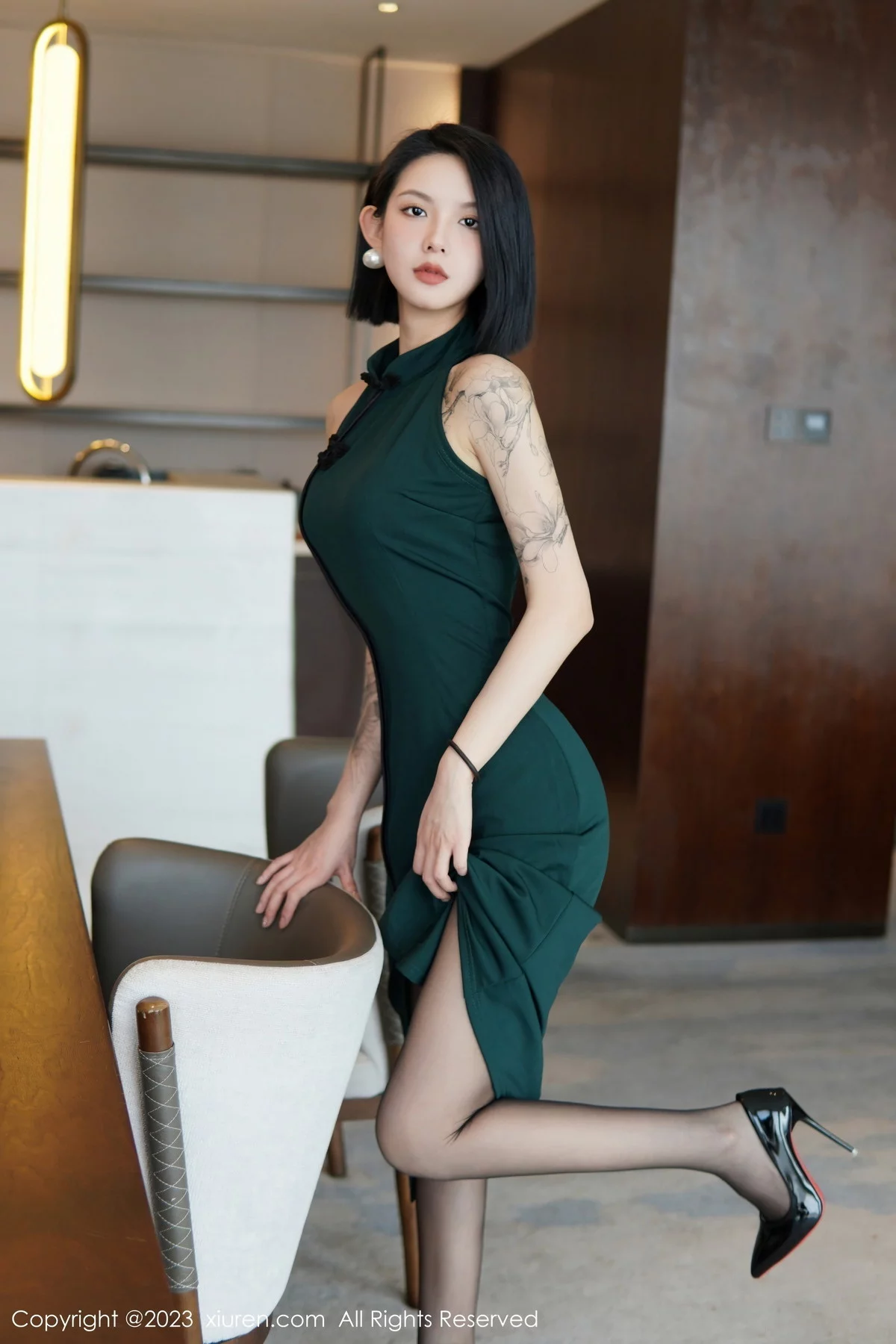 [[XiuRen秀人网]秀人网]No.6205_模特乔一一脱深绿色旗袍服露性感黑色内衣配开档黑丝诱惑写真84P