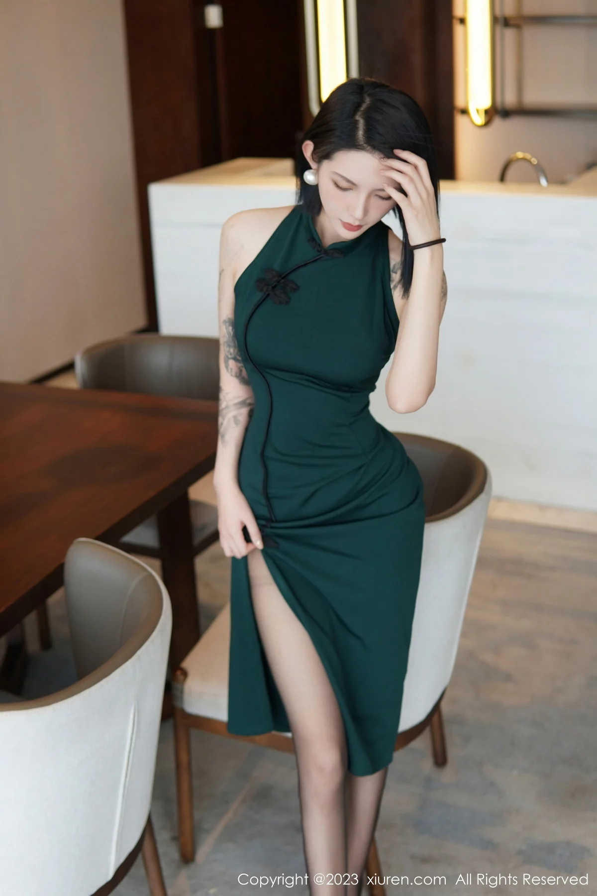 [[XiuRen秀人网]秀人网]No.6205_模特乔一一脱深绿色旗袍服露性感黑色内衣配开档黑丝诱惑写真84P