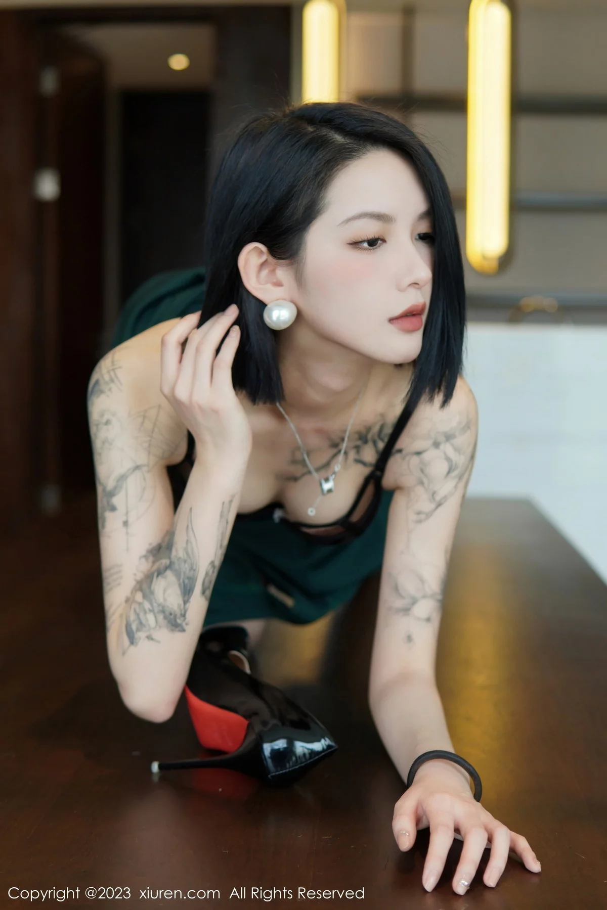 [[XiuRen秀人网]秀人网]No.6205_模特乔一一脱深绿色旗袍服露性感黑色内衣配开档黑丝诱惑写真84P