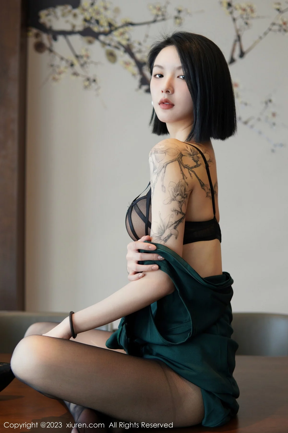 [[XiuRen秀人网]秀人网]No.6205_模特乔一一脱深绿色旗袍服露性感黑色内衣配开档黑丝诱惑写真84P