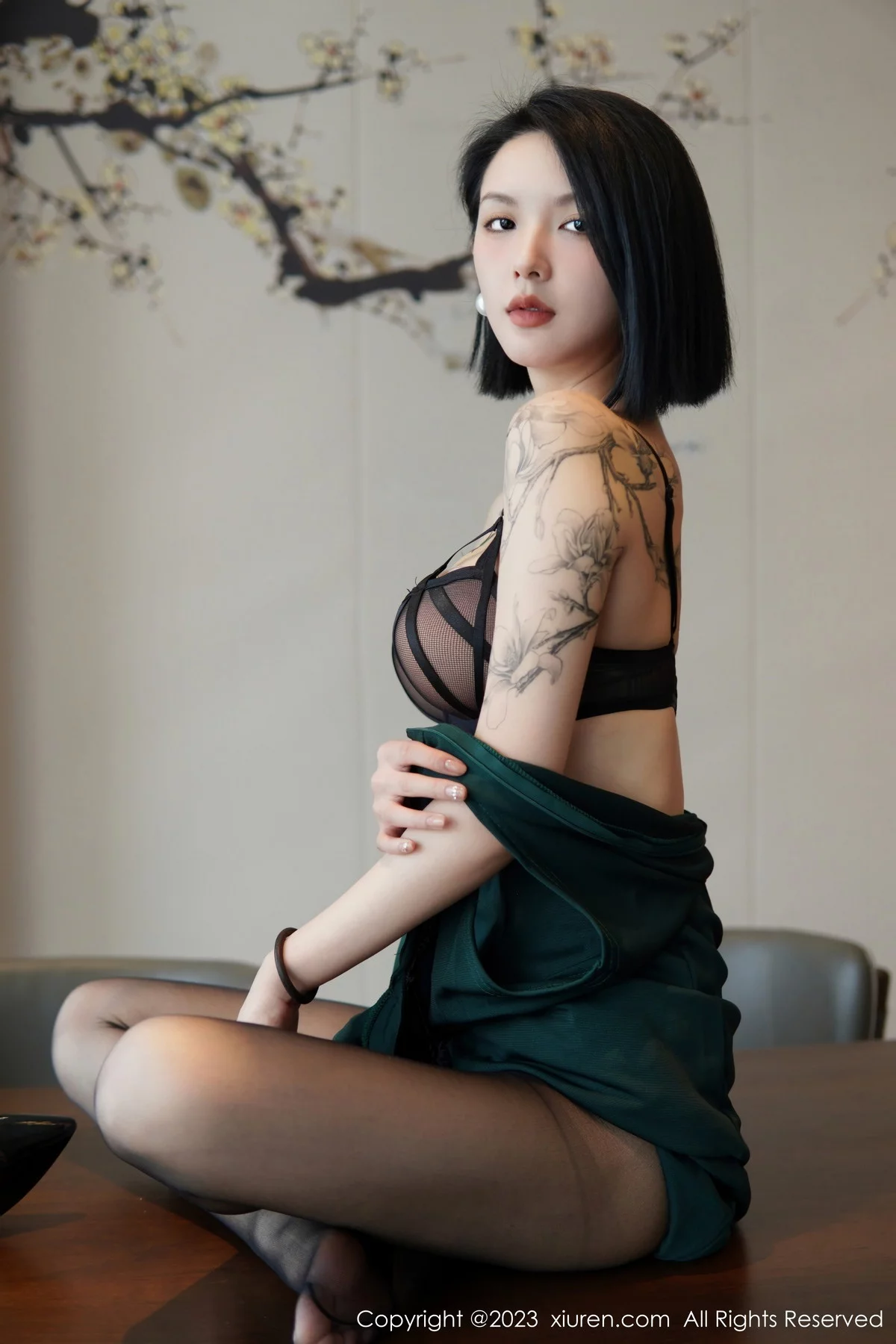 [[XiuRen秀人网]秀人网]No.6205_模特乔一一脱深绿色旗袍服露性感黑色内衣配开档黑丝诱惑写真84P