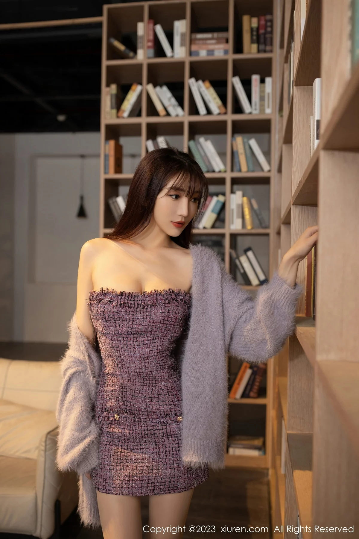 [[XiuRen秀人网]秀人网]No.6209_模特陆萱萱图书馆场景紫色露肩连衣短裙配超薄肉丝完美诱惑写真81P