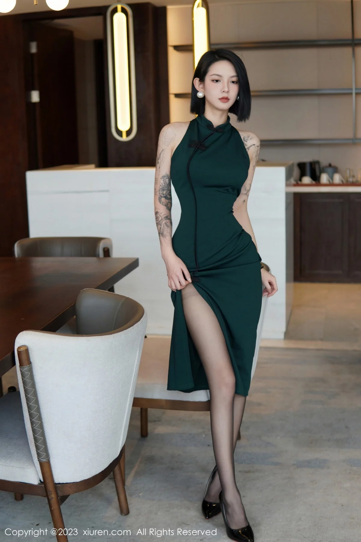 [[XiuRen秀人网]秀人网]No.6205_模特乔一一脱深绿色旗袍服露性感黑色内衣配开档黑丝诱惑写真84P