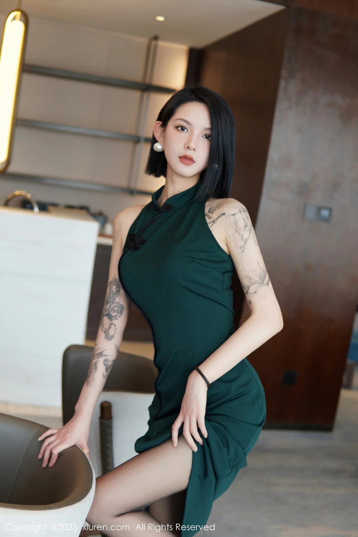 [[XiuRen秀人网]秀人网]No.6205_模特乔一一脱深绿色旗袍服露性感黑色内衣配开档黑丝诱惑写真84P