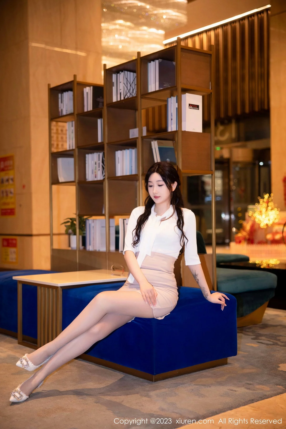 [[XiuRen秀人网]秀人网]No.6207_模特江真真白色Ol职业装露淡蓝色蕾丝内衣秀丰腴身姿迷人写真110P