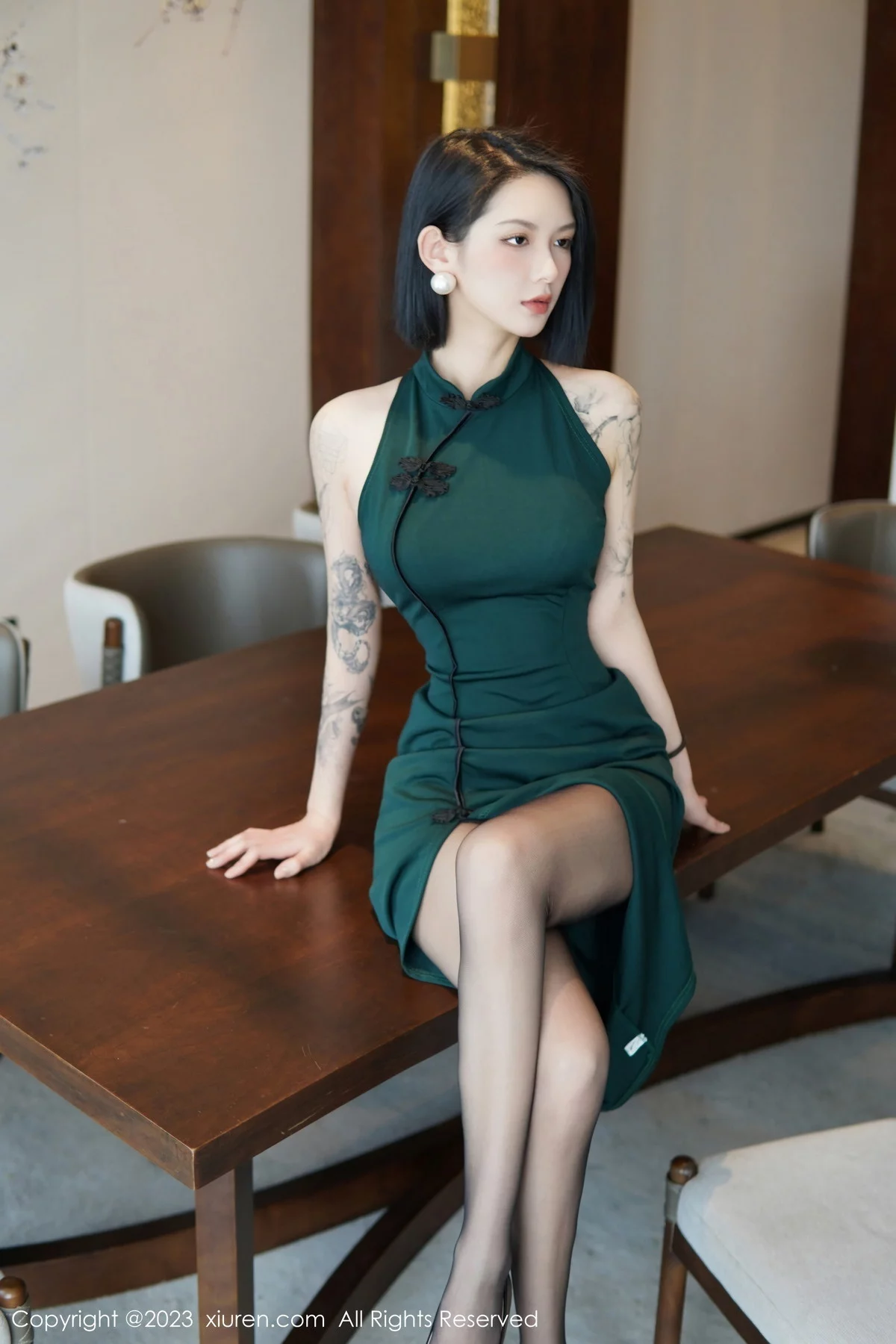 [[XiuRen秀人网]秀人网]No.6205_模特乔一一脱深绿色旗袍服露性感黑色内衣配开档黑丝诱惑写真84P