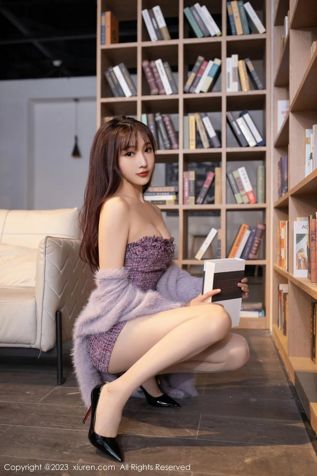 [[XiuRen秀人网]秀人网]No.6209_模特陆萱萱图书馆场景紫色露肩连衣短裙配超薄肉丝完美诱惑写真81P
