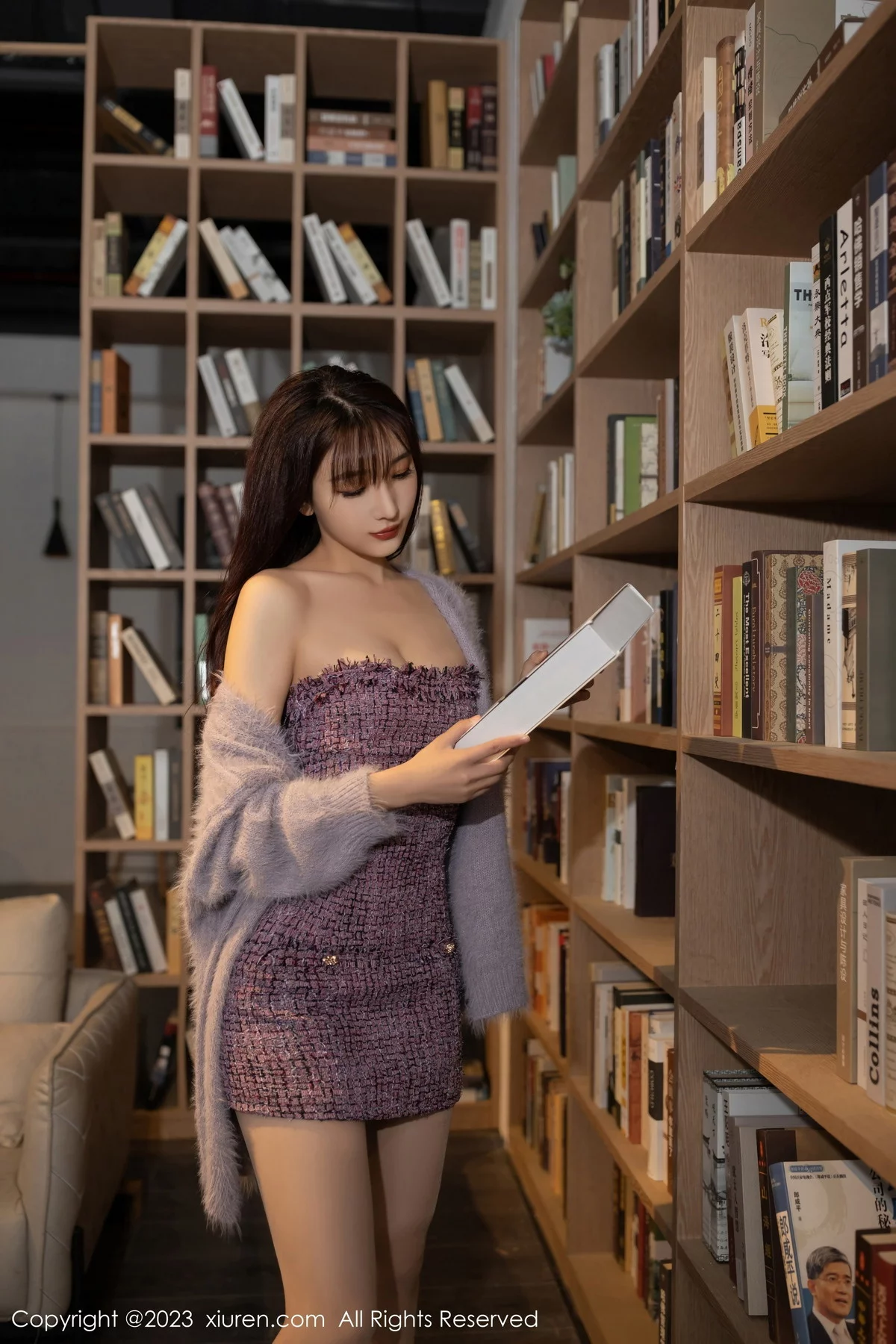 [[XiuRen秀人网]秀人网]No.6209_模特陆萱萱图书馆场景紫色露肩连衣短裙配超薄肉丝完美诱惑写真81P