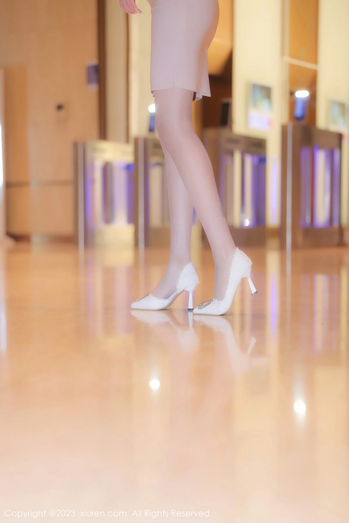 [[XiuRen秀人网]秀人网]No.6207_模特江真真白色Ol职业装露淡蓝色蕾丝内衣秀丰腴身姿迷人写真110P