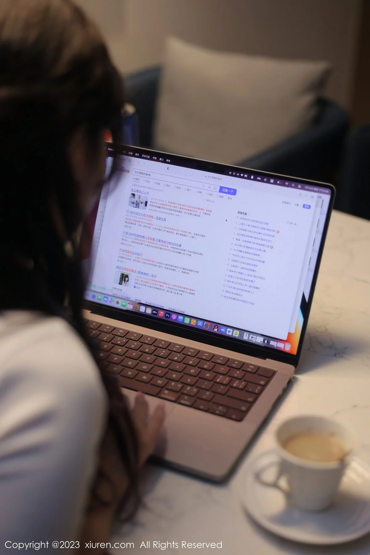 [[XiuRen秀人网]秀人网]No.6207_模特江真真白色Ol职业装露淡蓝色蕾丝内衣秀丰腴身姿迷人写真110P