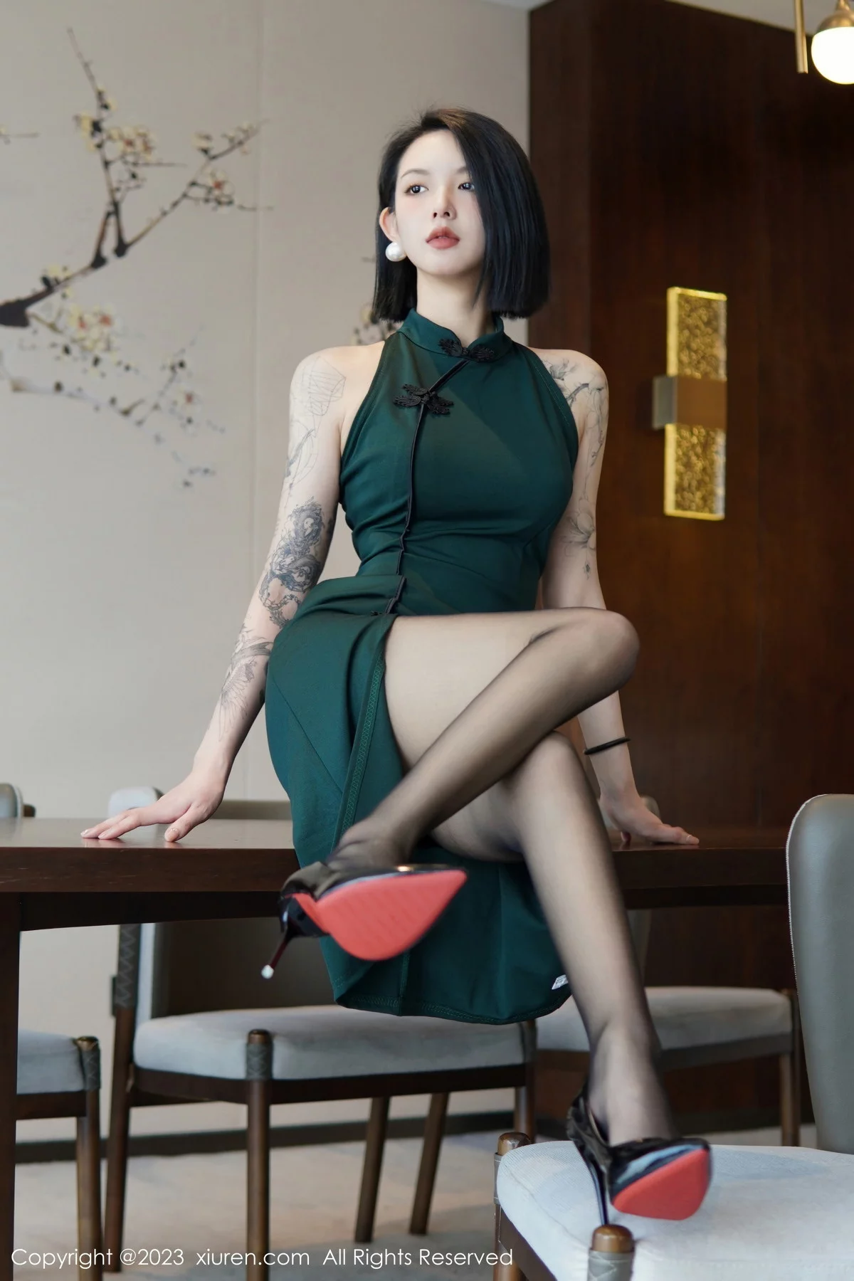 [[XiuRen秀人网]秀人网]No.6205_模特乔一一脱深绿色旗袍服露性感黑色内衣配开档黑丝诱惑写真84P