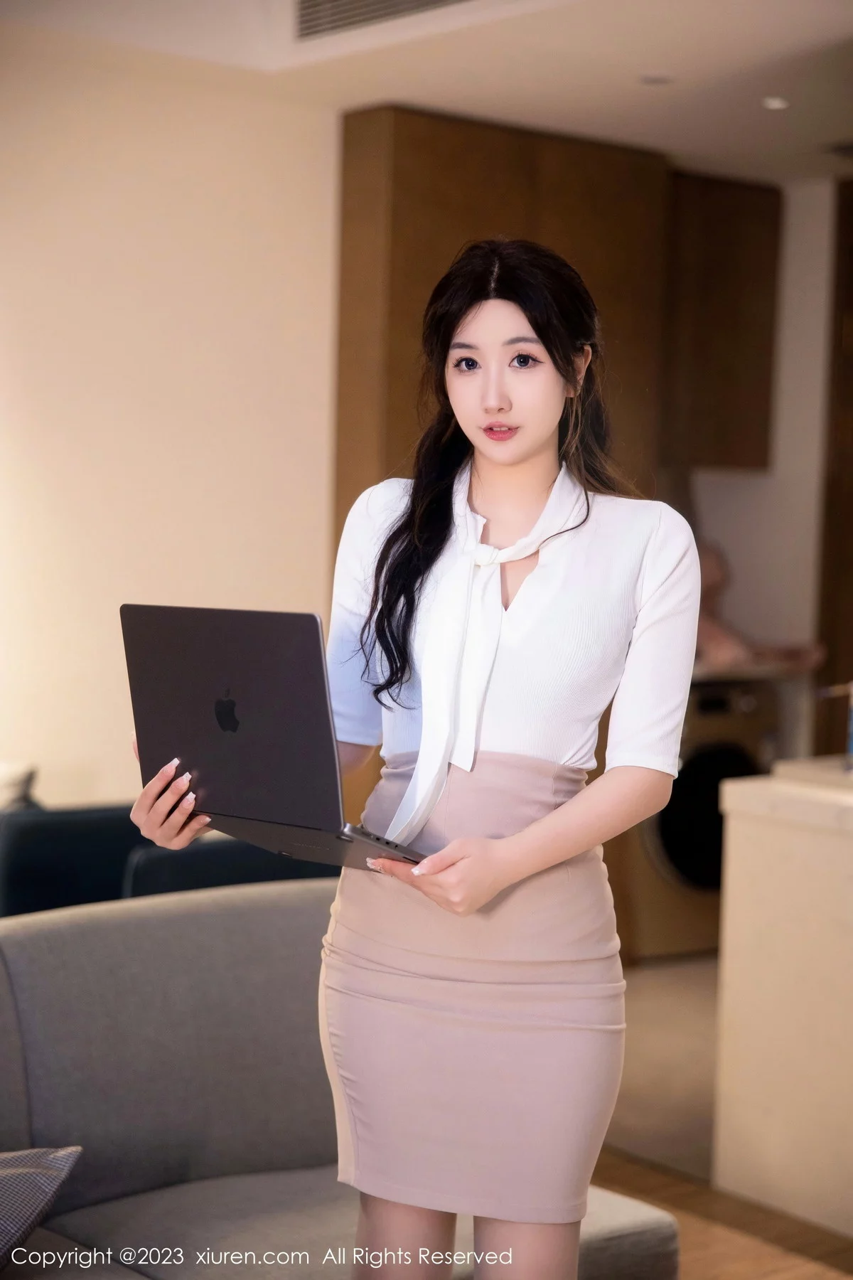 [[XiuRen秀人网]秀人网]No.6207_模特江真真白色Ol职业装露淡蓝色蕾丝内衣秀丰腴身姿迷人写真110P