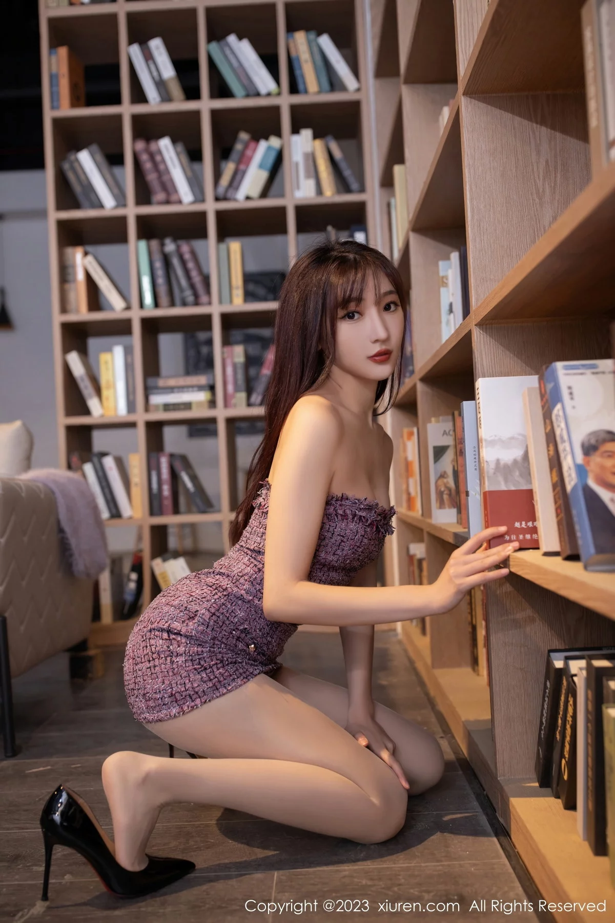 [[XiuRen秀人网]秀人网]No.6209_模特陆萱萱图书馆场景紫色露肩连衣短裙配超薄肉丝完美诱惑写真81P